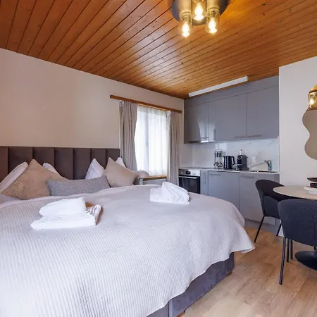 Luxe Walk To Lifts Apartamento