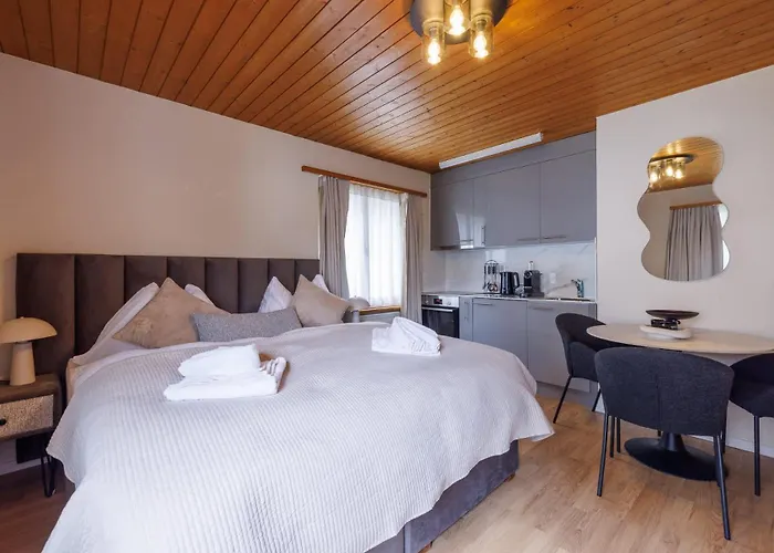 Luxe Walk To Lifts Apartamento